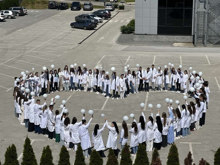 Bijelo srce humanosti i znanja – učenici obilježili Dan medicinskih sestara i tehničara